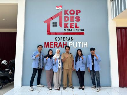 KUNJUNGAN MAHASISWA PPM FISIP UNIVERSITAS TULUNGAGUNG KE KOPDES MERAH PUTIH DESA POGALAN